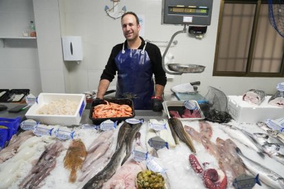 Enrique Esteban dueño de la pescadería Sara, en la calle Anastasio Gutiérrez.