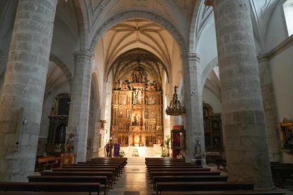 Interior de la iglesia de San Juan Evangelista.
