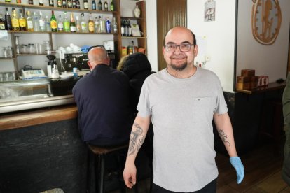 Juli Martín, dueño del bar La Tasca de Juli, en la plaza de San Juan.