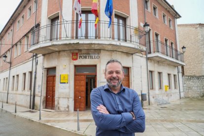 Juan Antonio Esteban, alcalde de Portillo junto al ayuntamiento.
