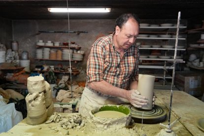 Jesús Manuel García trabajando en su taller de alfarería El Obrador del Alfarero.