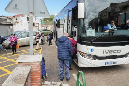Autocar que realiza la ruta Valladolid-Segovia deja y recoge pasajeros.