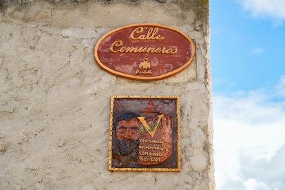 Placas con los nombres de las calles realizados en cerámica.