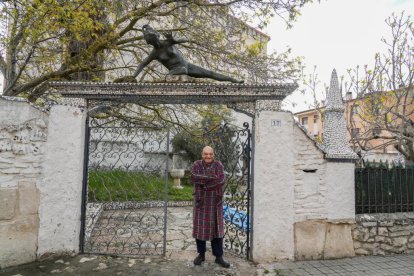 Amador de León propieterio del casa en la que su padre hizo un jardín tipo Gaudí.