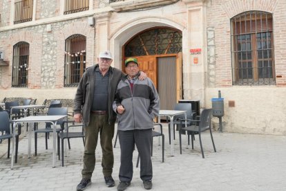 Sevillano y Teodoro salen de tomar algo en el Hogar del Jubilado.