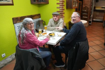 Una pareja de Catalanes comparte el almuerzo con Quinito en el restaurante El Alboroque.
