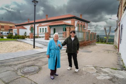 Mari Carmen con Desi, delante de las antiguas Escuelas.