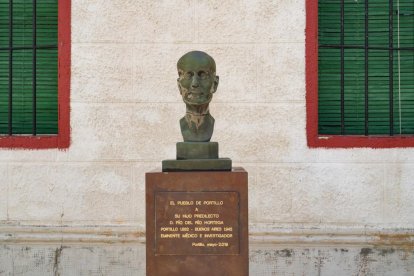 Escultura homenaje a Pío del Río Hortega, hijo predilecto en la plaza de La Villa.