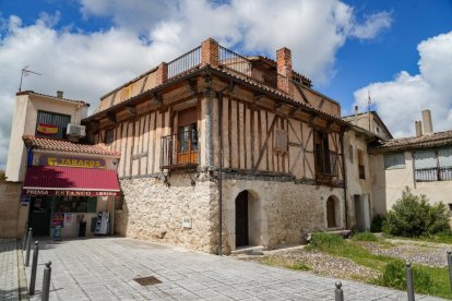 Casa típica Castellana con entramado de madera en la plaza Noriega.