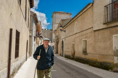 Carmelo García pasea por la calle Pío del Río Hortega, uno de sus vecinos ilustres.