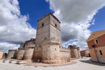 Diferente perspectiva del castillo de Portillo con varias de sus torres
