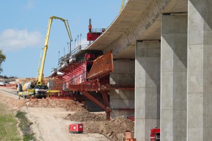 Obras del viaducto de la A-11 en Valbuena de Duero.