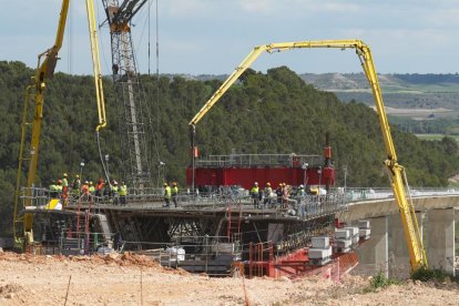 Obras del viaducto de la A-11 en Valbuena de Duero.