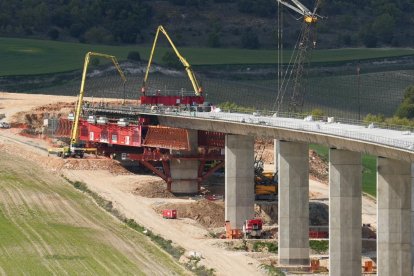Obras del viaducto de la A-11 en Valbuena de Duero.