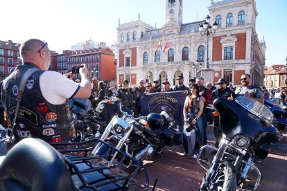 El alcalde recibe a más de 100 aficionados de Harley-Davidson de Valladolid
