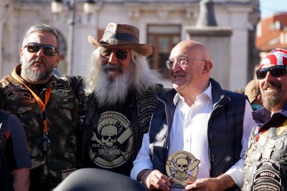 El alcalde recibe a más de 100 aficionados de Harley-Davidson de Valladolid
