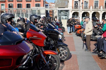 El alcalde recibe a más de 100 aficionados de Harley-Davidson de Valladolid