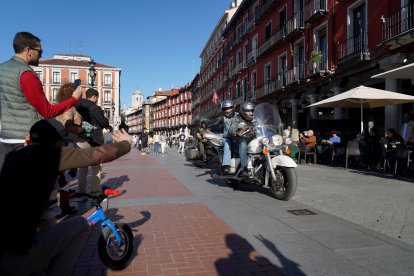 El alcalde recibe a más de 100 aficionados de Harley-Davidson de Valladolid
