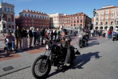 El alcalde recibe a más de 100 aficionados de Harley-Davidson de Valladolid