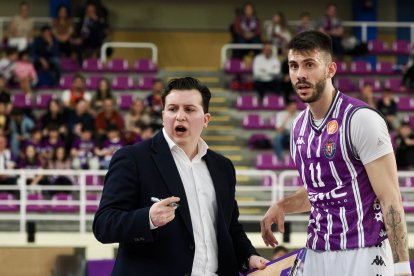 Paniagua en su primer partido en Liga como primer entrenador del UMC Real Valladolid Baloncesto.