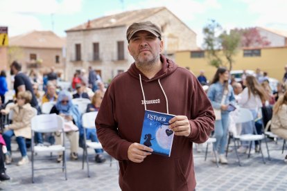 El libro de homenaje a Esther, un clamor para que se haga Justicia. El autor del libro, Rubén Ruiz.