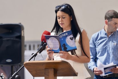 El libro de homenaje a Esther, un clamor para que se haga Justicia. Inés, su hermana, en el acto.