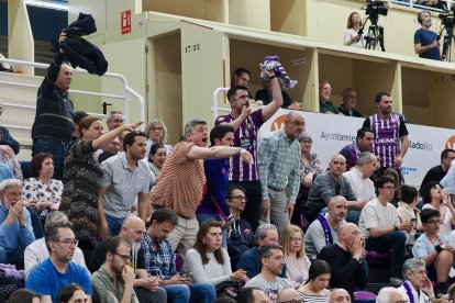 Aficionados del Real Valladolid Baloncesto, protestando en el último partido ante Cartagena.