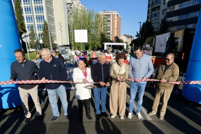 El protocolario corte de la cinta con las autoridades.