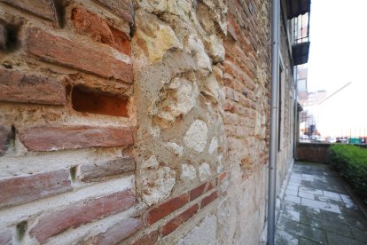 Detalle de la fachada, con pérdida de elementos