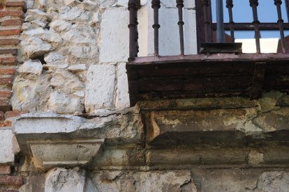 Detalle de la fachada, con pérdidas, suciedad y herrumbre en el balcón