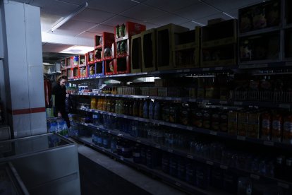 Supermercado a oscuras a causa del apagón.