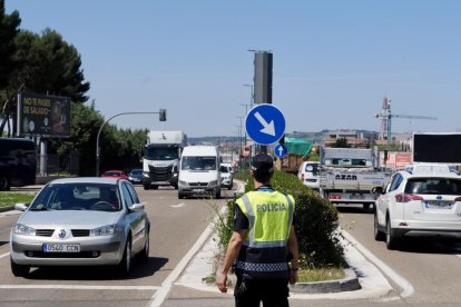 Un policía regula el tráfico en Valladolid por el apagón eléctrico masivo.