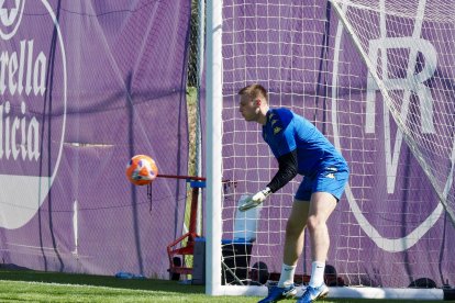 Hein pone las manos para detener un balón.