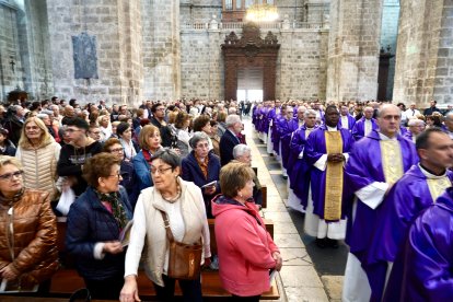 Celebración de la misa en honor al Papa Francisco en la catedral de Valladolid