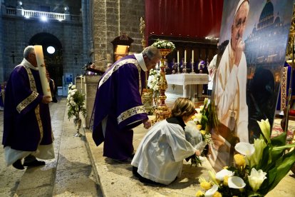 Celebración de la misa en honor al Papa Francisco en la catedral de Valladolid