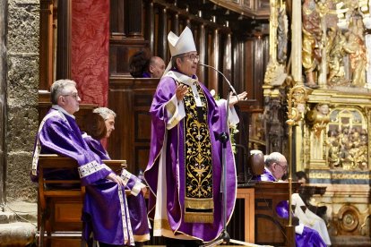 Celebración de la misa en honor al Papa Francisco en la catedral de Valladolid