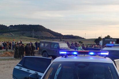 Momento de la actuación de la Guardia Civil, Ejército y Protección Civil ayudan a los pasajeros del AVE en Cabezón de Pisuerga en Valladolid.