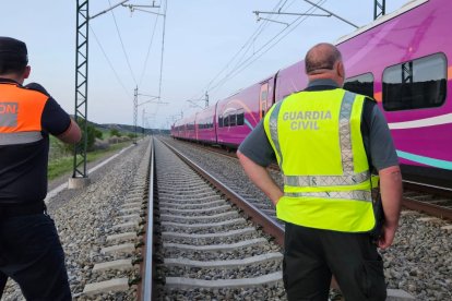 Momento de la actuación de la Guardia Civil, Ejército y Protección Civil ayudan a los pasajeros del AVE en Cabezón de Pisuerga en Valladolid.