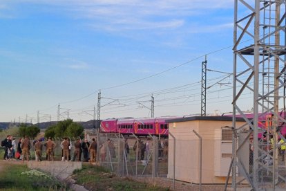 Momento de la actuación de la Guardia Civil, Ejército y Protección Civil ayudan a los pasajeros del AVE en Cabezón de Pisuerga en Valladolid.