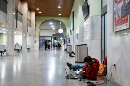 Estación de trenes de Valladolid por la noche tras el apagón eléctrico