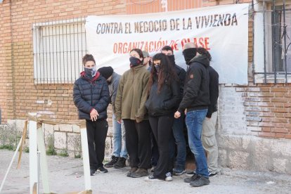 Un momento de la concentración para evitar el desahucio de una familia en Las Viudas.
