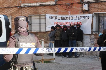 Un momento de la concentración para evitar el desahucio de una familia en Las Viudas.
