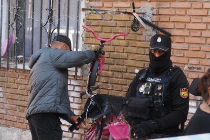 Un momento de la concentración para evitar el desahucio de una familia en Las Viudas