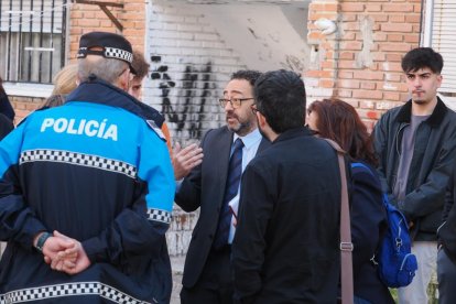 Un momento de la concentración para evitar el desahucio de una familia en Las Viudas