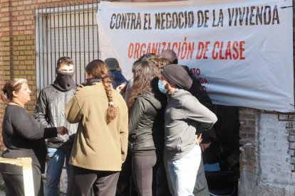 Un momento de la concentración para evitar el desahucio de una familia en Las Viudas