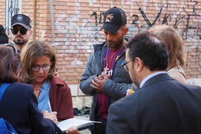 Un momento de la concentración para evitar el desahucio de una familia en Las Viudas