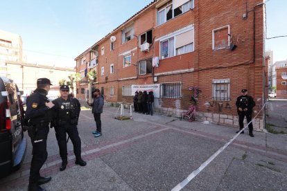 Un momento de la concentración para evitar el desahucio de una familia en Las Viudas