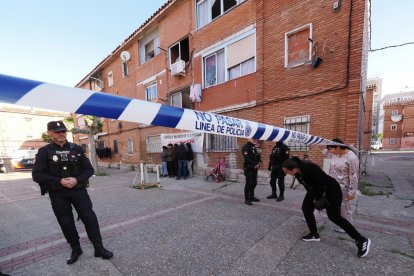 Un momento de la concentración para evitar el desahucio de una familia en Las Viudas