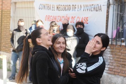 Un momento de la concentración para evitar el desahucio de una familia en Las Viudas