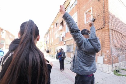 Un momento de la concentración para evitar el desahucio de una familia en Las Viudas